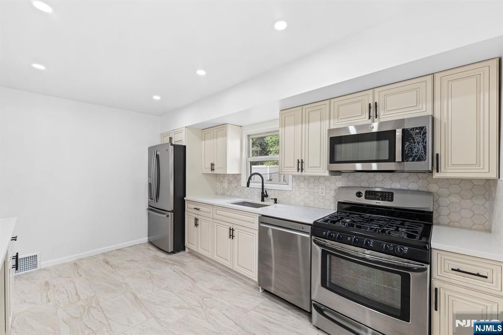 18 Farmingdale Avenue