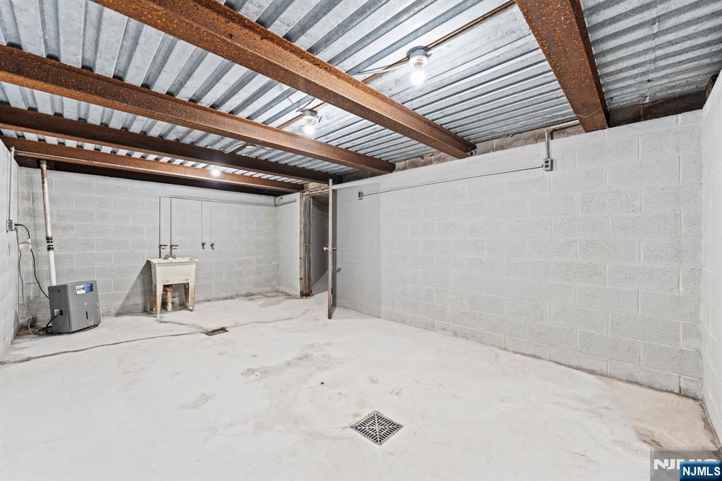 18 Farmingdale Avenue