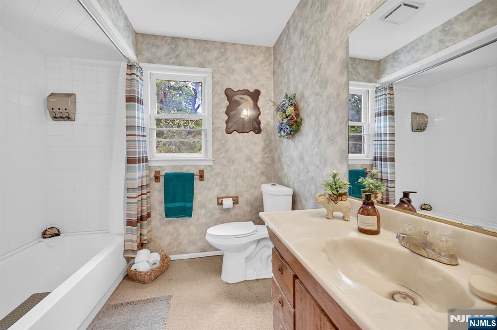 92 Lakeview Terrace, Oakland, NJ, 07436