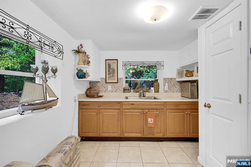 92 Lakeview Terrace, Oakland, NJ, 07436