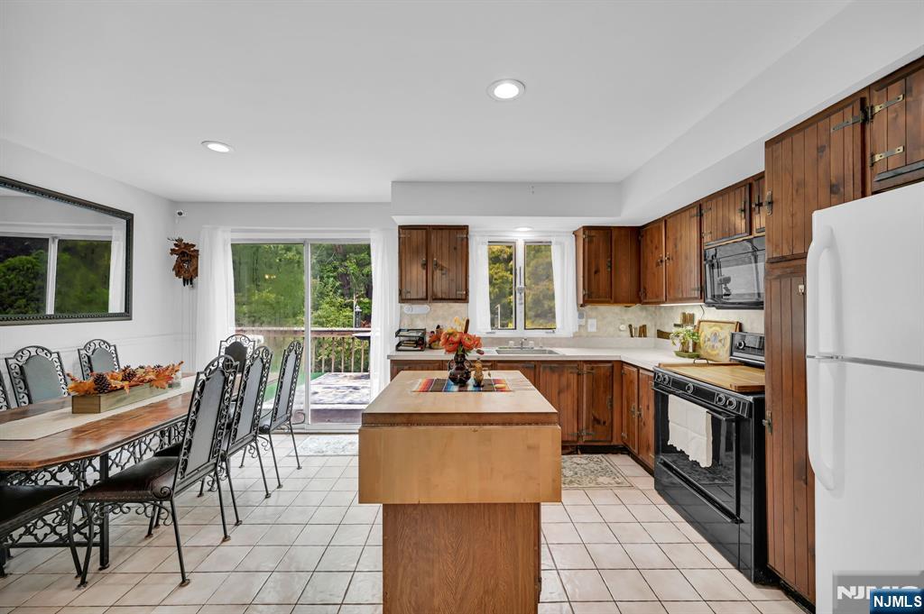 92 Lakeview Terrace, Oakland, NJ, 07436