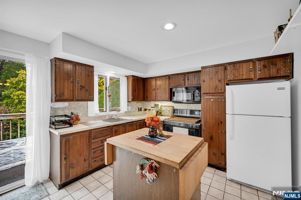 92 Lakeview Terrace, Oakland, NJ, 07436