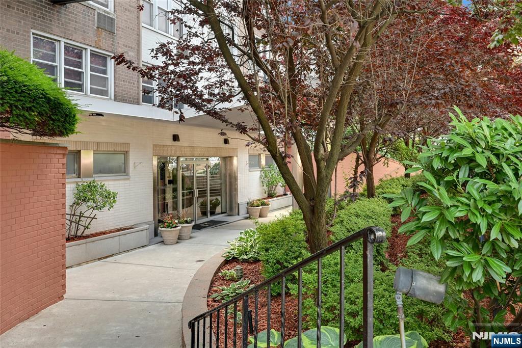 Photo 2 of Condominium at 2160 Center Ave #5R, Fort Lee, NJ 07024 | MLS# 25034782 |  | Sold on 2025-11-19