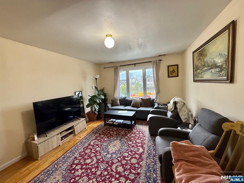 252 Passaic Avenue 2F - Photo 2