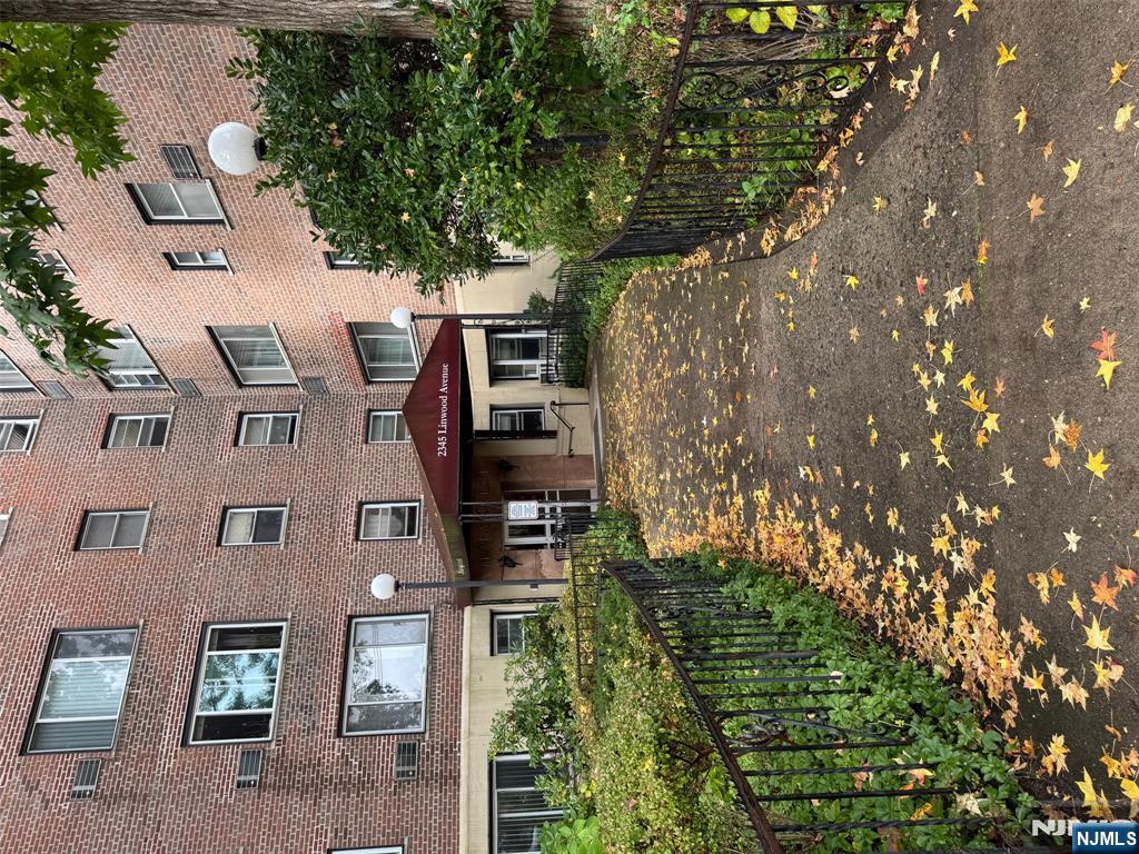 2345 Linwood Avenue 5D - Photo 2