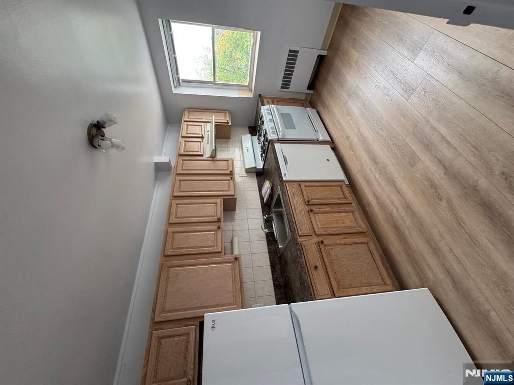 2345 Linwood Avenue 5D - Photo 4