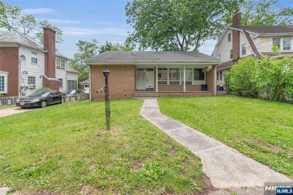 86-88 Chancellor Avenue - Photo 1