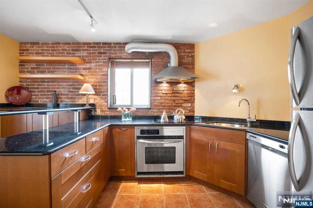 Homes for sale in Edgewater, NJ | 1055 River Rd #905, Edgewater, NJ 07020 | MLS# 25037328