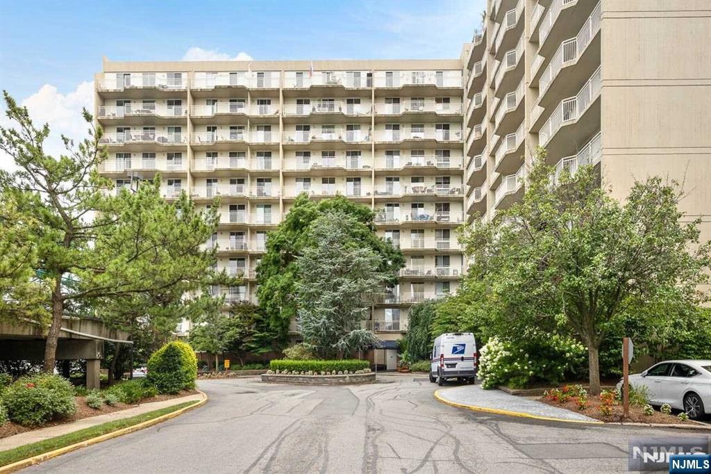 1055 River Road #905