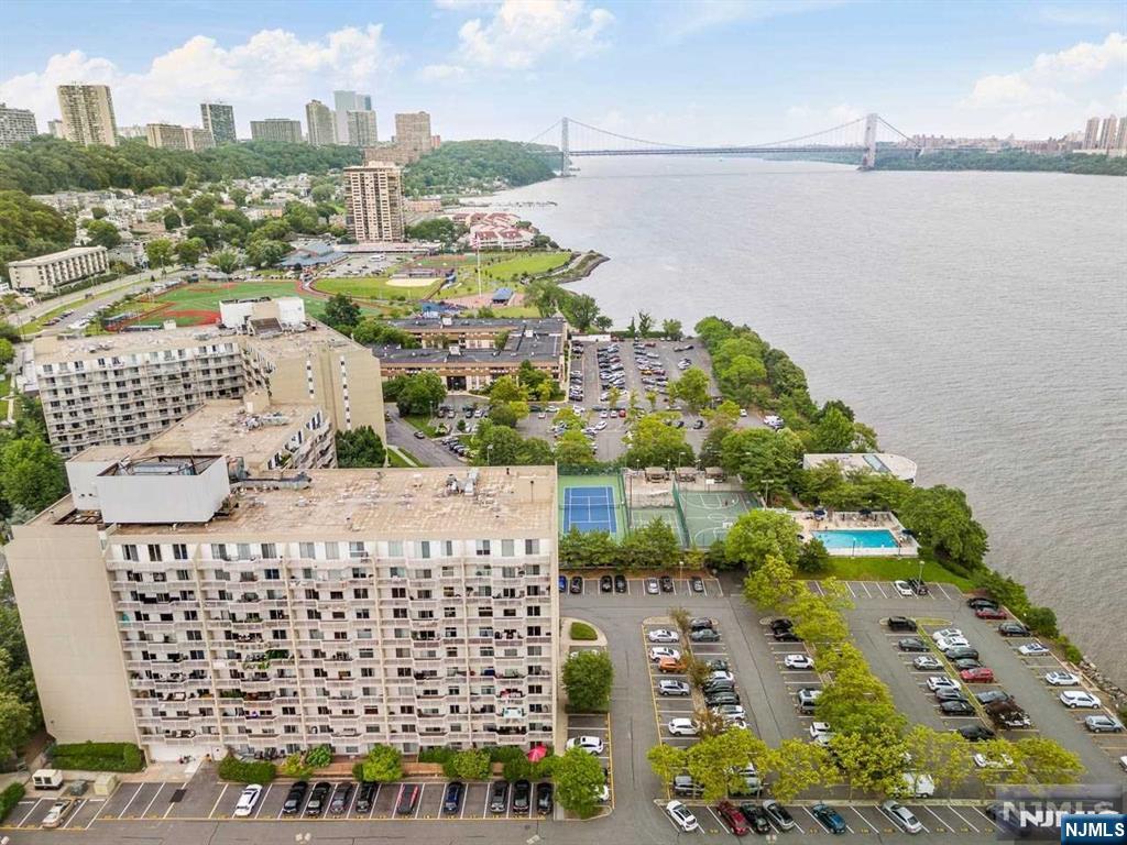 1055 River Road #905