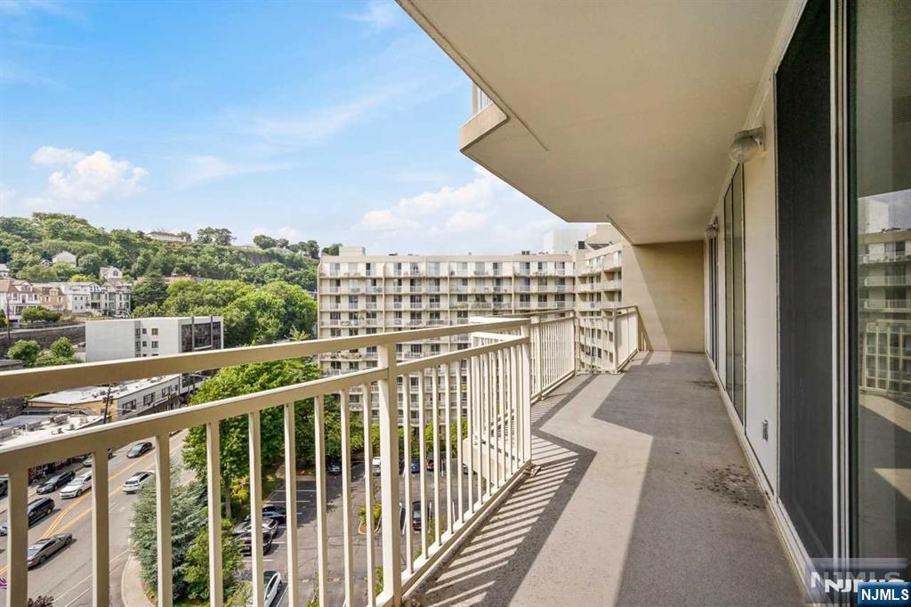 1055 River Road #905
