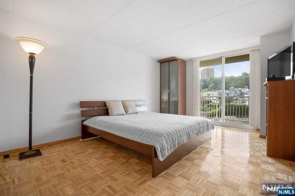 1055 River Road #905