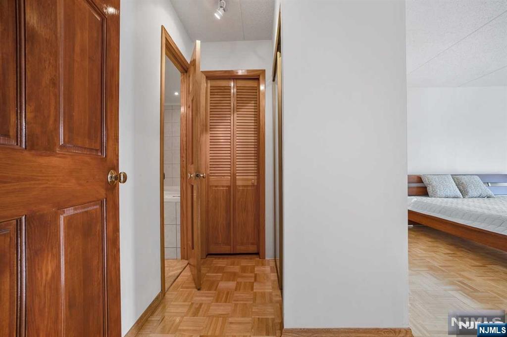 1055 River Road #905