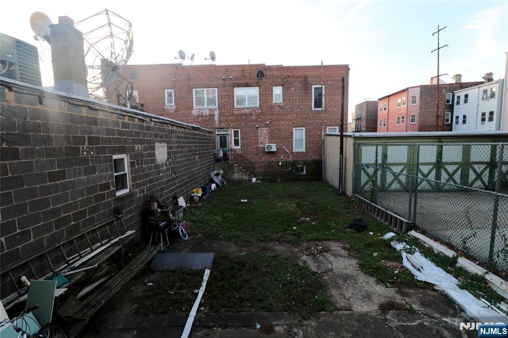 233-235 Adams Street - Photo 5