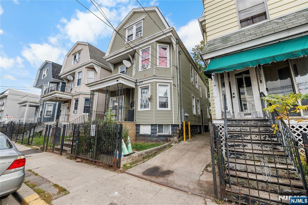 650 Grove Street - Photo 3