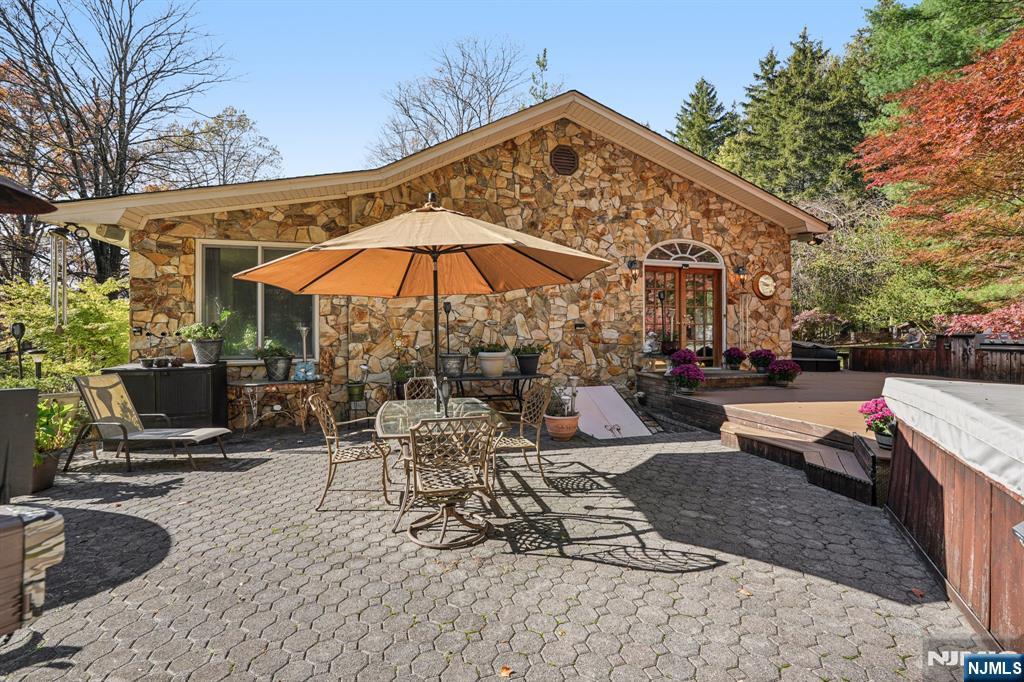 59 Old Stone Church Road, Upper Saddle River, NJ, 07458