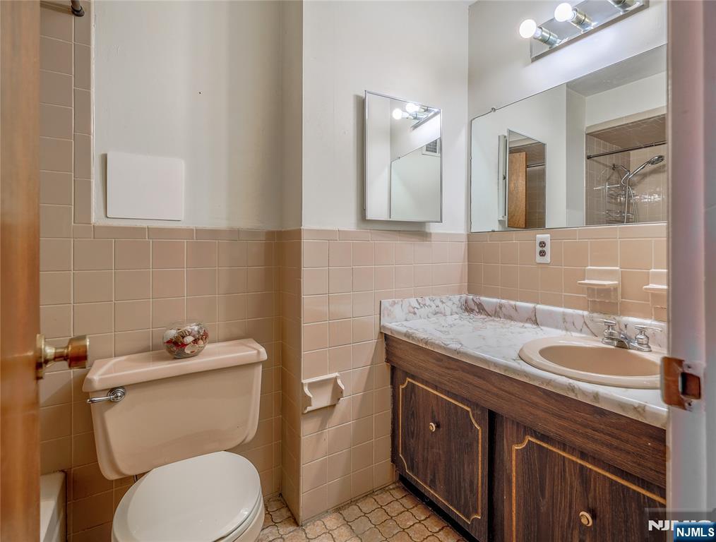 17A Garden Drive, Elmwood Park, NJ, 07407