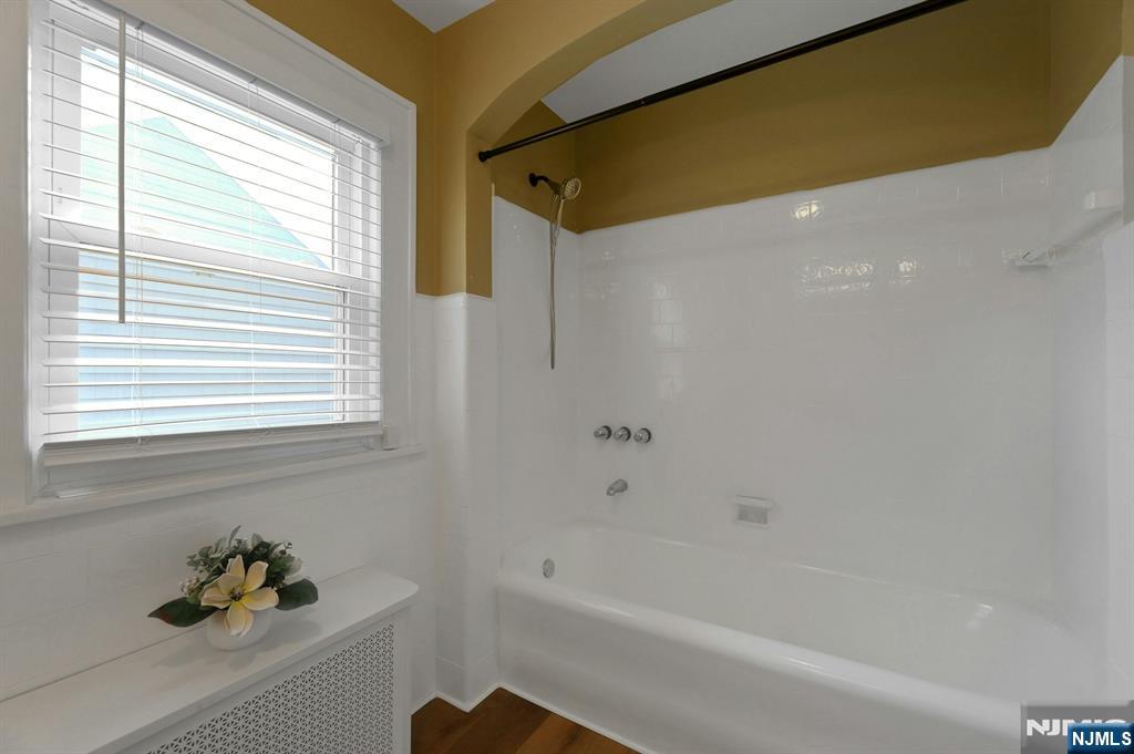 2nd Floor Full Bathroom!