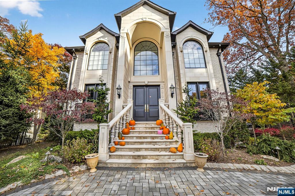 1096 Briar Way, Fort Lee, NJ, 07024