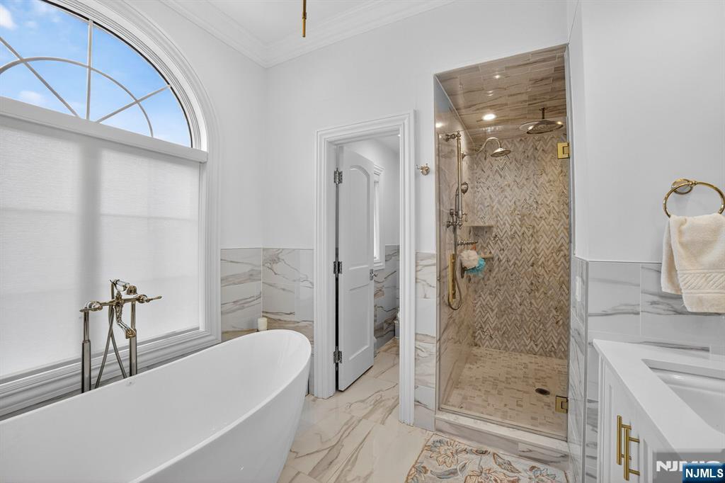 1096 Briar Way, Fort Lee, NJ, 07024