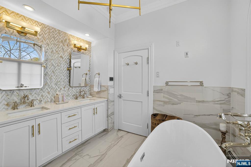 1096 Briar Way, Fort Lee, NJ, 07024