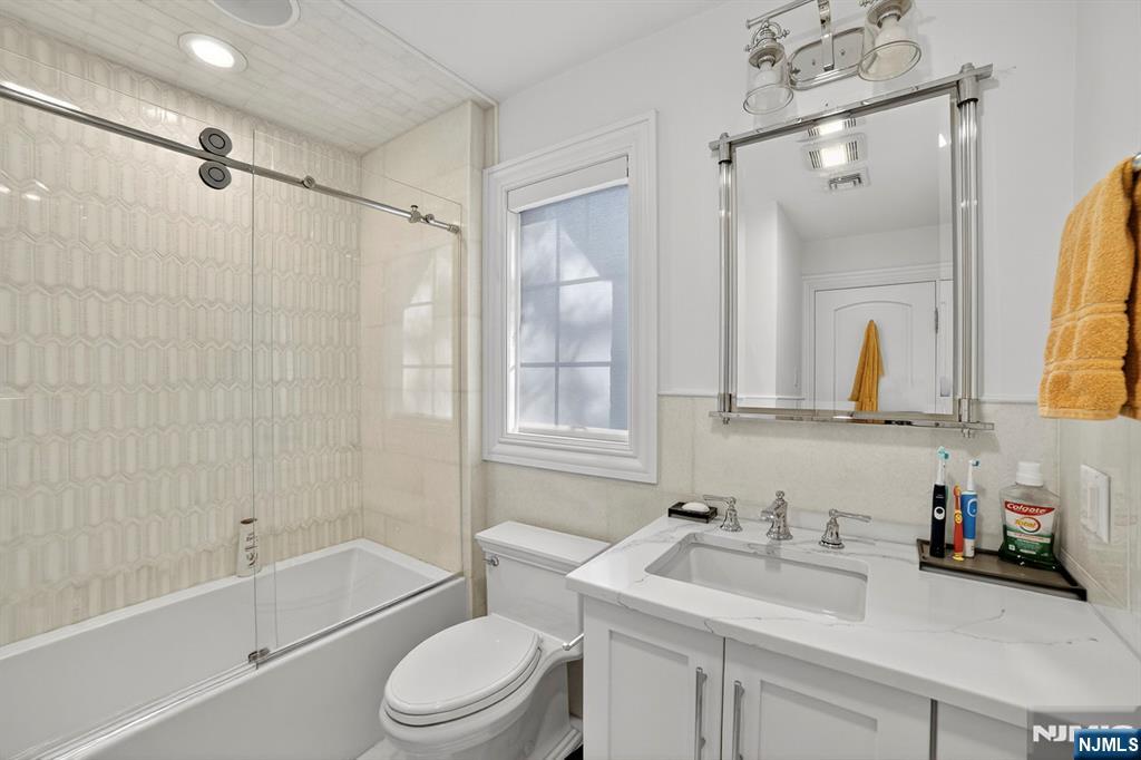 1096 Briar Way, Fort Lee, NJ, 07024