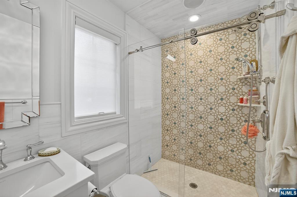 1096 Briar Way, Fort Lee, NJ, 07024