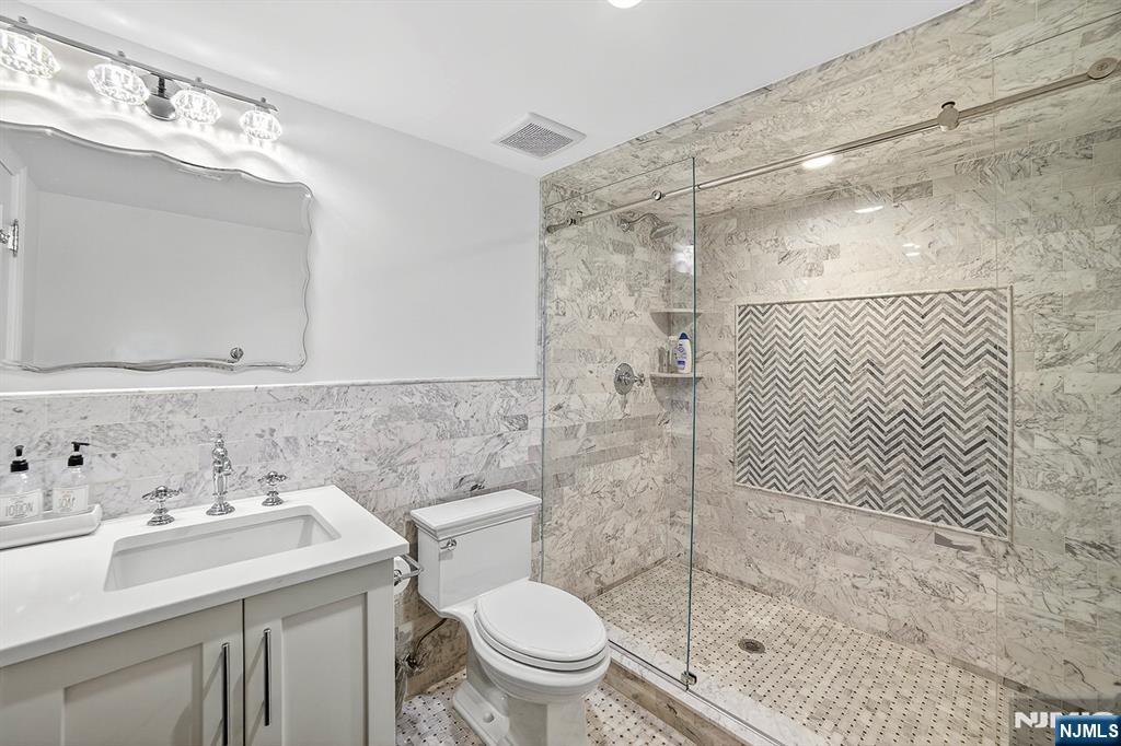 1096 Briar Way, Fort Lee, NJ, 07024