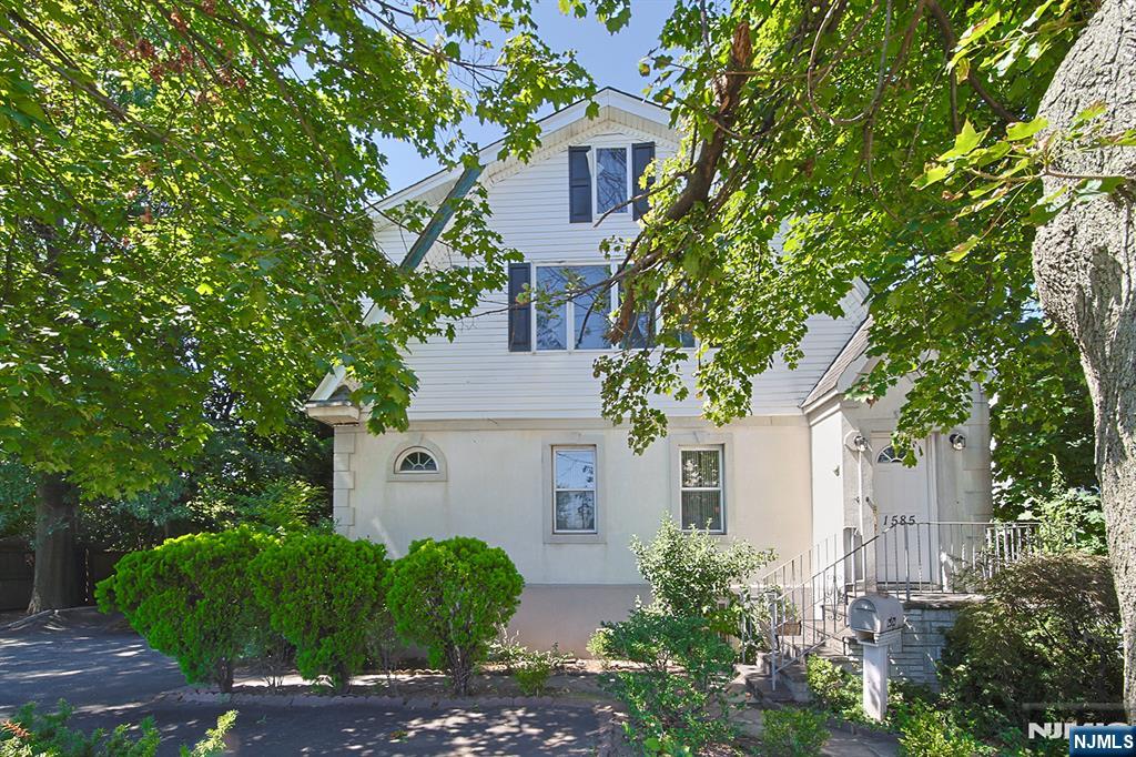 1585 Bergen Boulevard - Photo 1