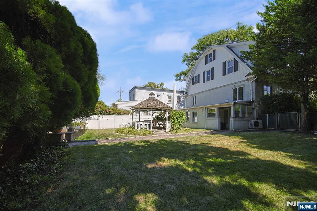 1585 Bergen Boulevard - Photo 4