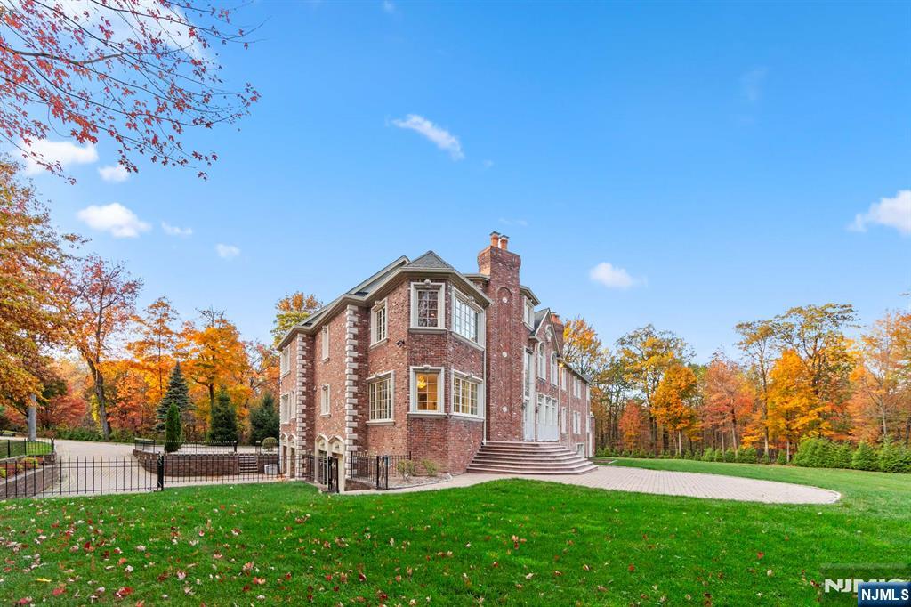 Homes for sale in Alpine, NJ | 24 Tulip Tree Ln, Alpine, NJ 07620 | MLS# 25040513