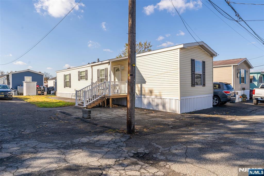 225 Albert Street - Photo 2