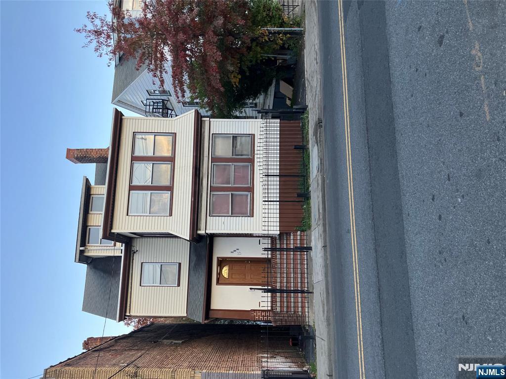 164 Stuyvesant Avenue - Photo 1