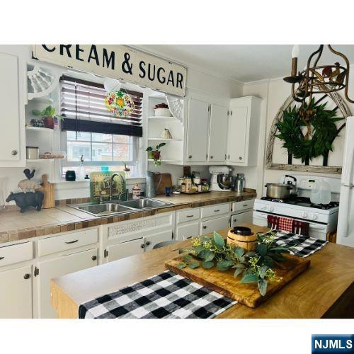 Homes for sale in North Haledon, NJ | 15 Onyx Ter, North Haledon, NJ 07508 | MLS# 25042489