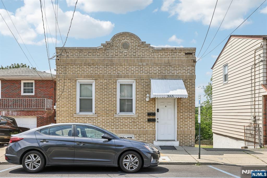 363 Macarthur Ave