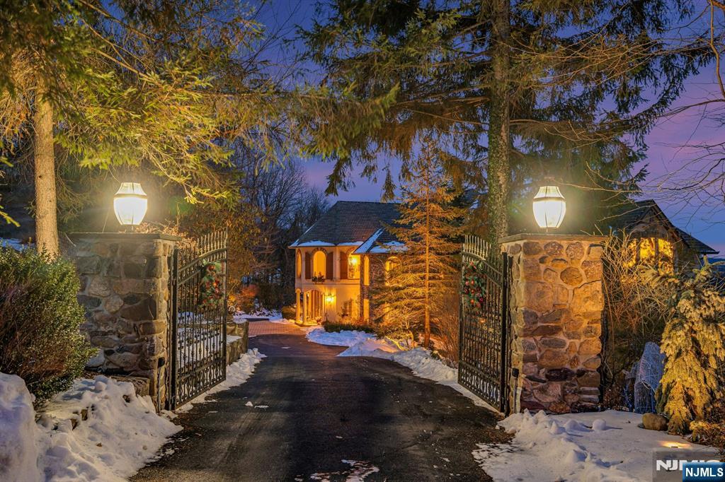 2220 Mackay Avenue, Fort Lee, NJ, 07024