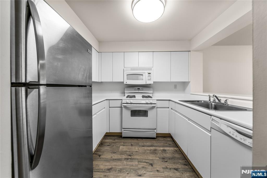 402 Chase Court 402 - Photo 3