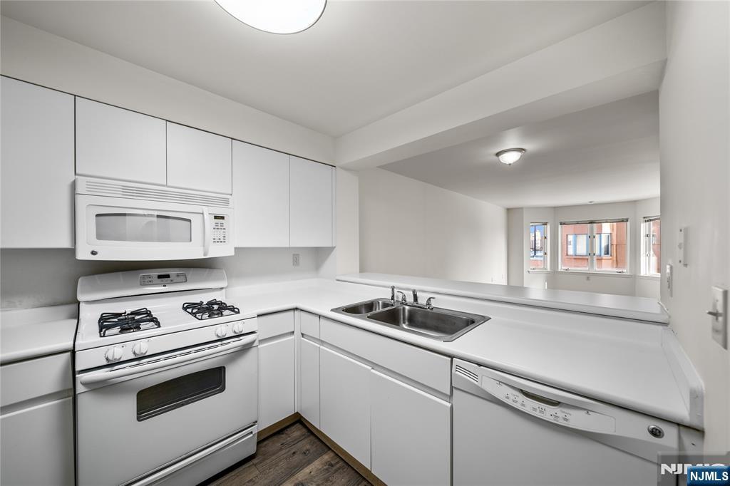 402 Chase Court 402 - Photo 4