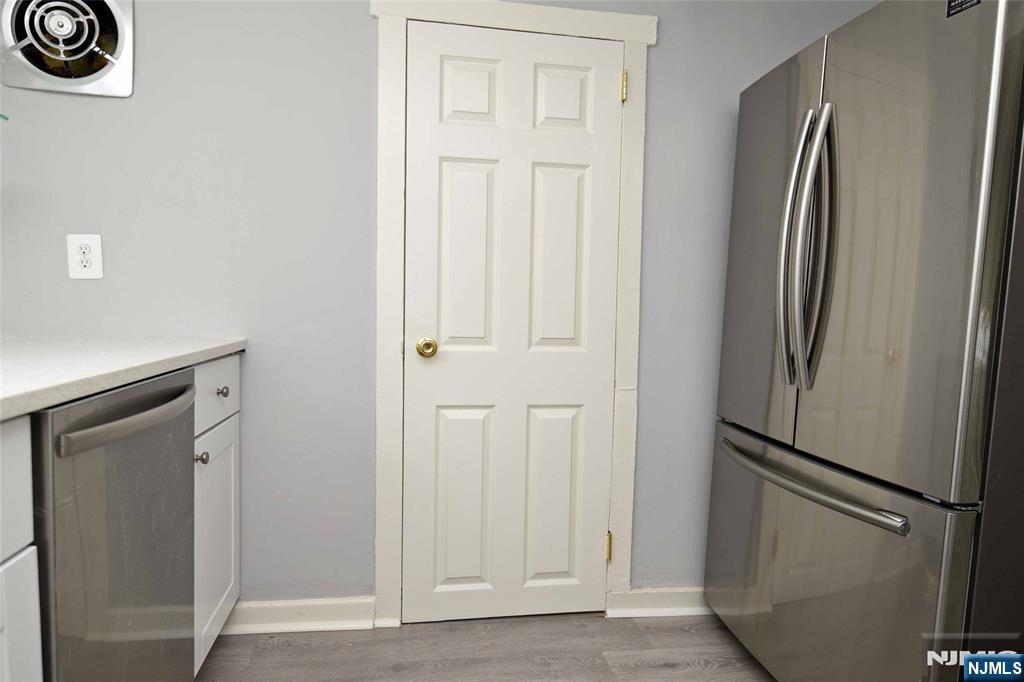 SS APPLIANCE/DOOR TO PANTRY