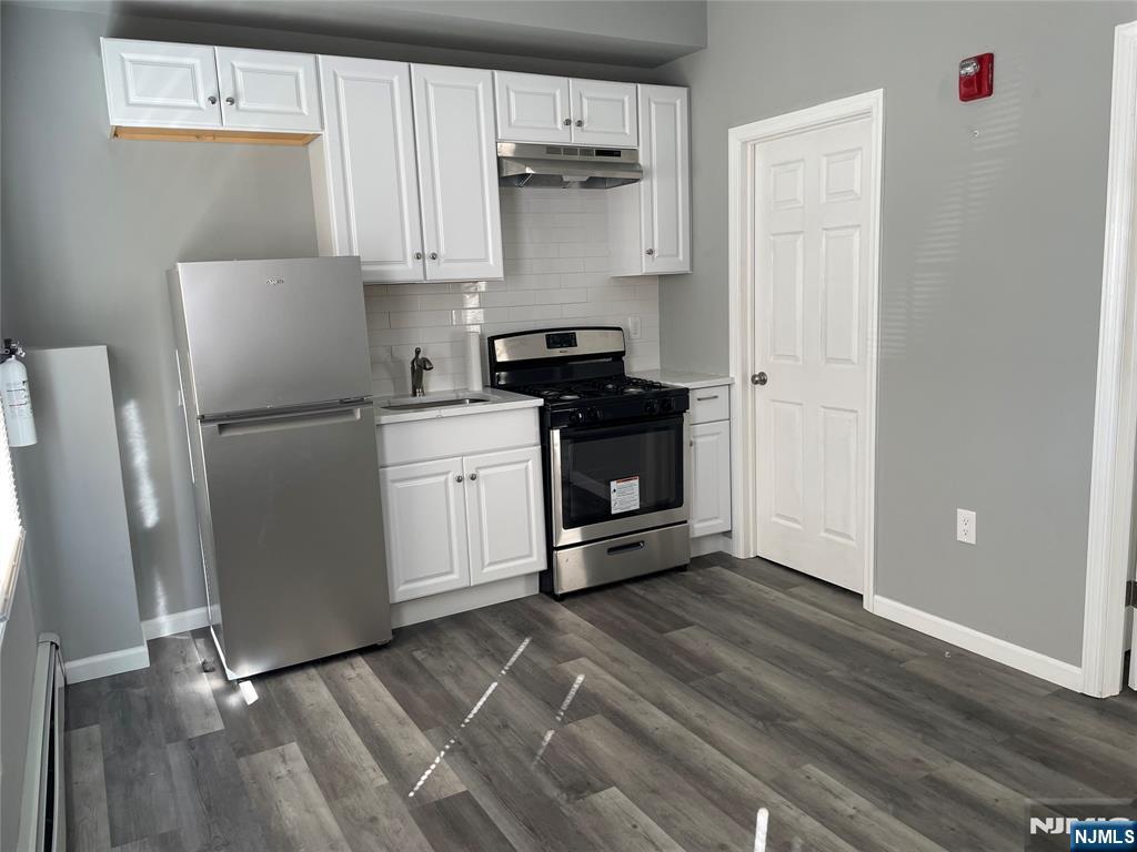 FRONT 1 BR APT.RENOVATED KITCHEN, OPEN FLOOR PLAN