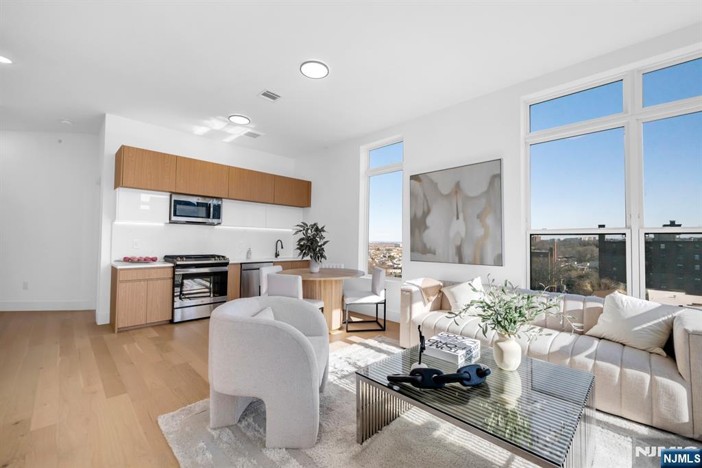 40 Meadowview Court, Leonia, NJ, 07605