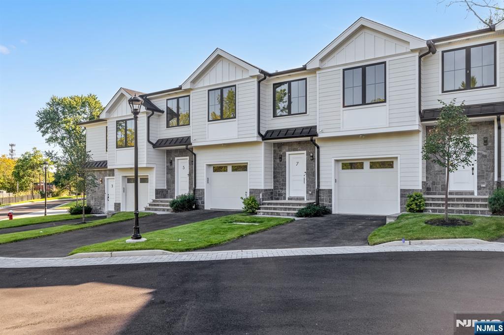 320 Adolphus Avenue, Cliffside Park, NJ, 07010