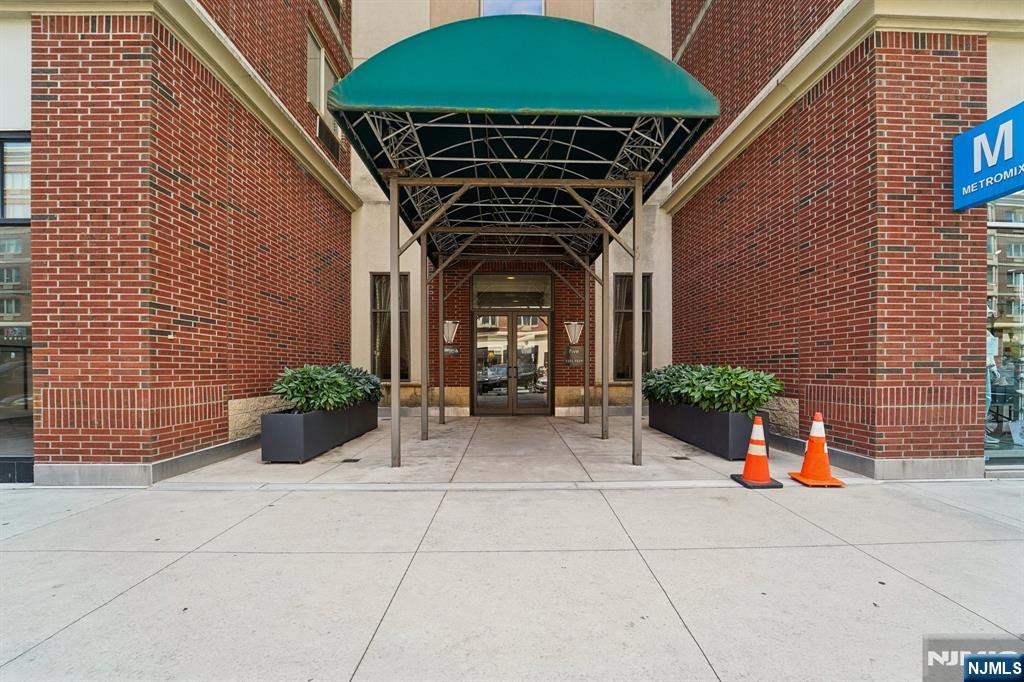 5311 City Pl, Edgewater, NJ 07020