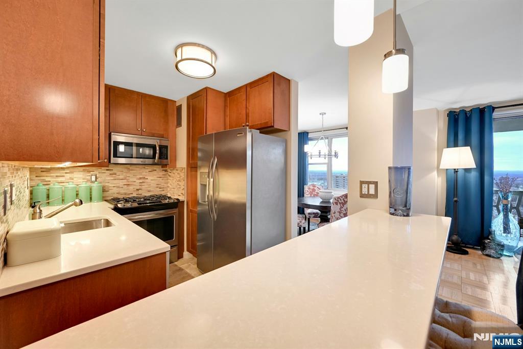 2000 Linwood Avenue, Fort Lee, NJ, 07024