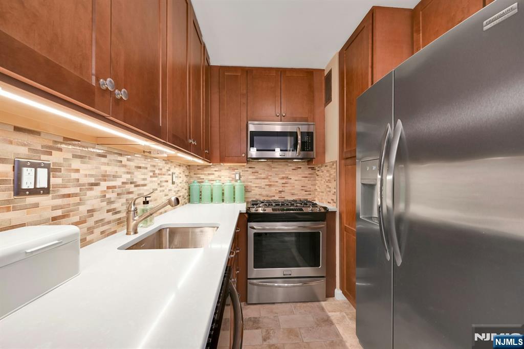 2000 Linwood Avenue, Fort Lee, NJ, 07024