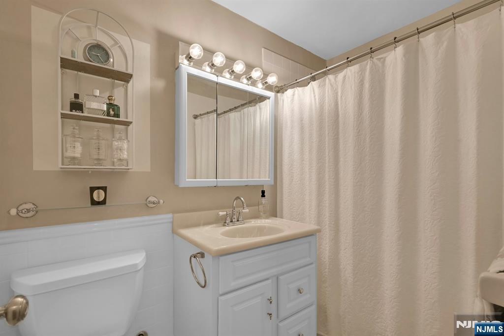 2000 Linwood Avenue, Fort Lee, NJ, 07024