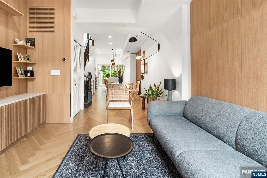 $975,000 Contemporary