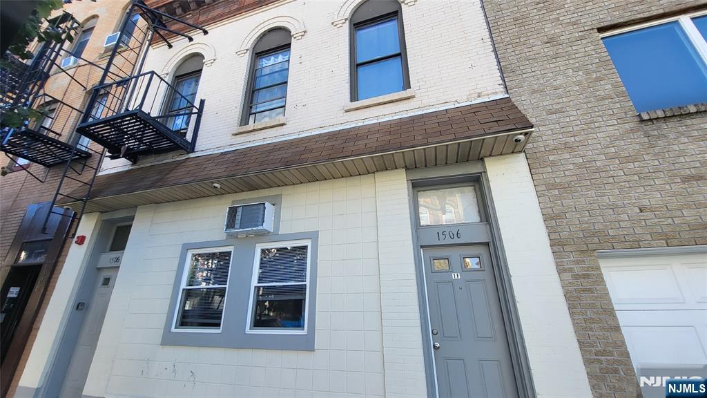 1506 Summit Avenue - Photo 2