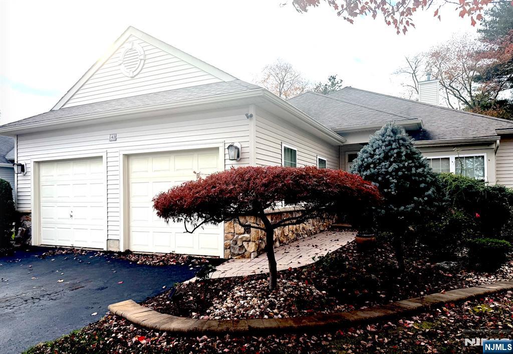 143 Valencia Drive - Photo 2