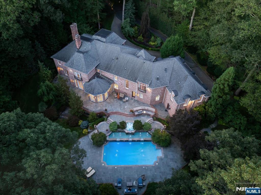 47 Fox Hedge Rd, Saddle River, NJ 07458